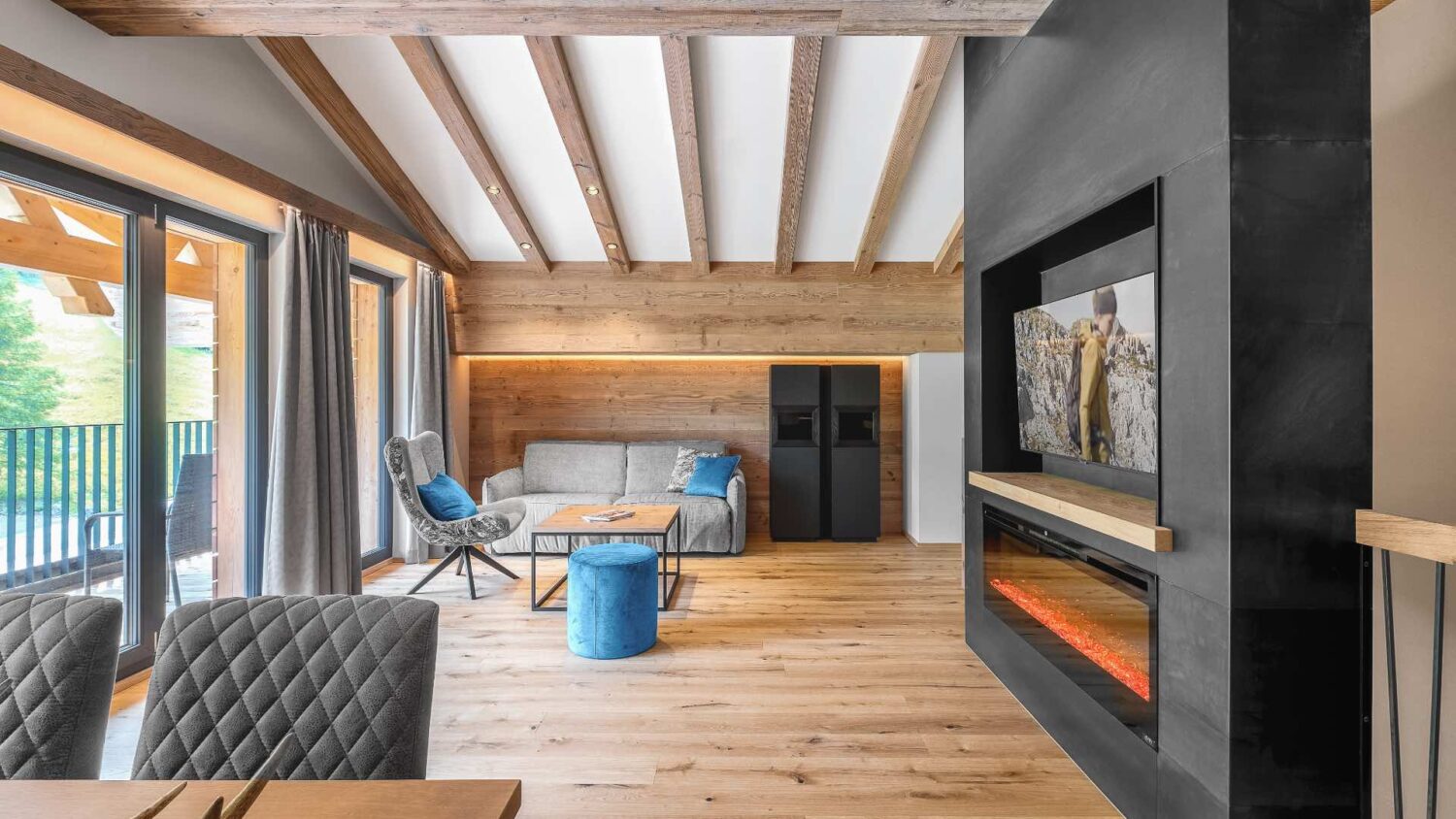 Chalet Arlberg Wohnzimmer mit traumhaftem Blick in Wander- und Skigebiet am Arlberg in Österreich