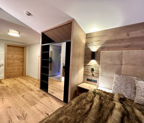 Chalet in Österreich - traumhafte Lage auf 1.500 m - Schlafzimmer mit einzigartigem Blick in die Berge - das schönste Chalet am Arlberg