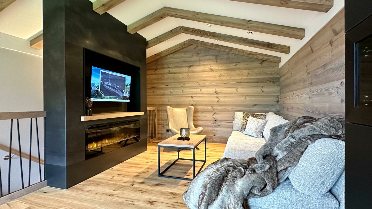 Chalet in Österreich - traumhafte Lage auf 1.500 m - Wohnzimmer im OG mit Kamin und traumhaftem Blick - einzigartig in Österreich