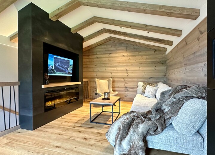 Chalet in Österreich - traumhafte Lage auf 1.500 m - Wohnzimmer im OG mit Kamin und traumhaftem Blick - einzigartig in Österreich