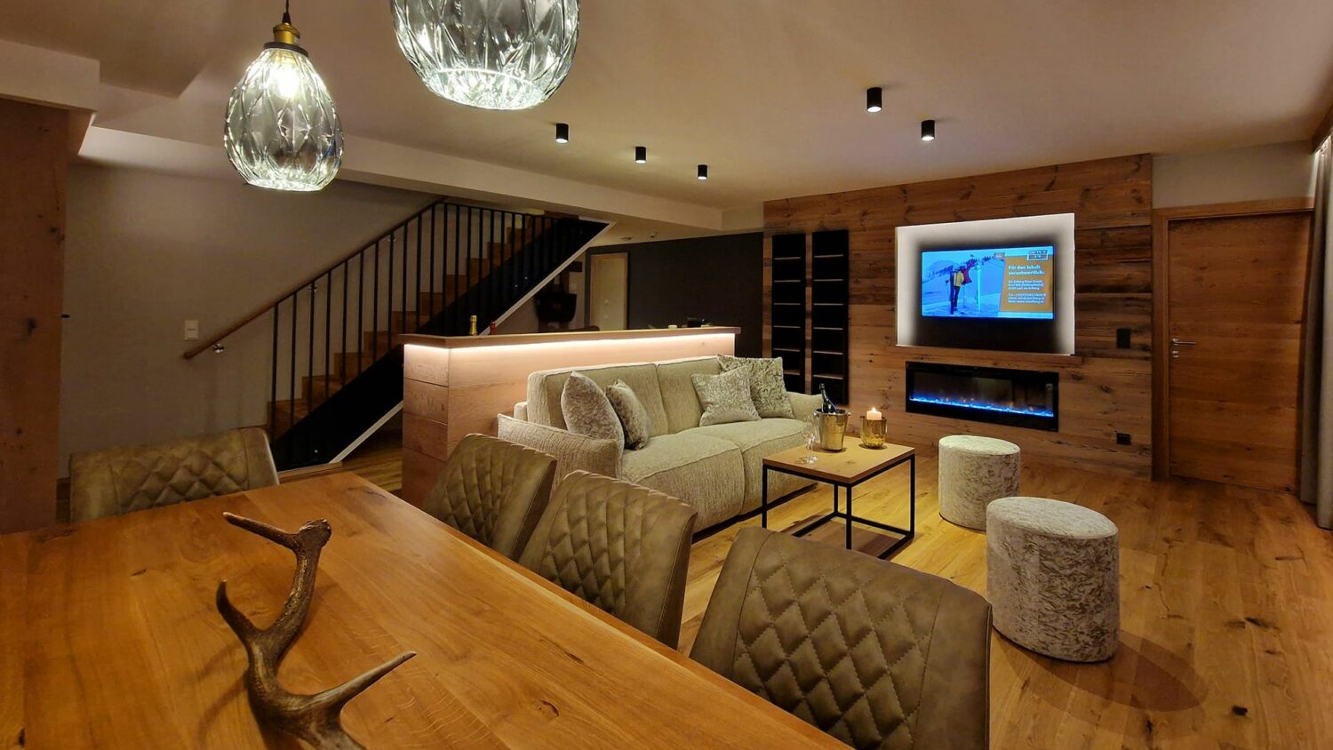 Chalet in Österreich - großes Wohnzimmer mit offener Küche und großem Balkon - Chalet für bis zu 9 Personen - Luxus pur in den Bergen