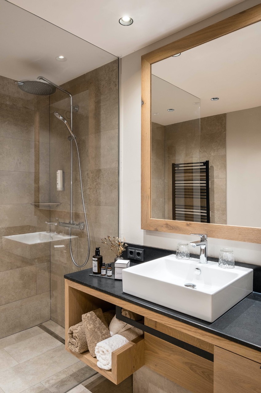 Luxus-Chalet in Österreich mieten - moderne Badezimmer mit Badewannne und Dusche