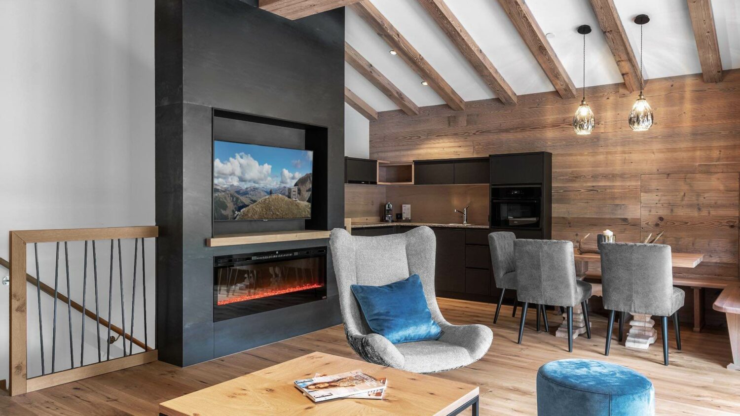 Arlberg-Chalet in Österreich mieten – die schönsten Chalets am Arlberg mit großem Wohnzimmer im OG – TV und Kamin – traumhafter Blick in die Berge - offene Wohnküche, 2 Schlafzimmern mit TV je mit Bad/WC und Balkon