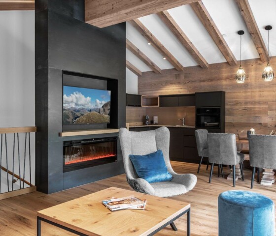 Arlberg-Chalet in Österreich mieten – die schönsten Chalets am Arlberg mit großem Wohnzimmer im OG – TV und Kamin – traumhafter Blick in die Berge - offene Wohnküche, 2 Schlafzimmern mit TV je mit Bad/WC und Balkon