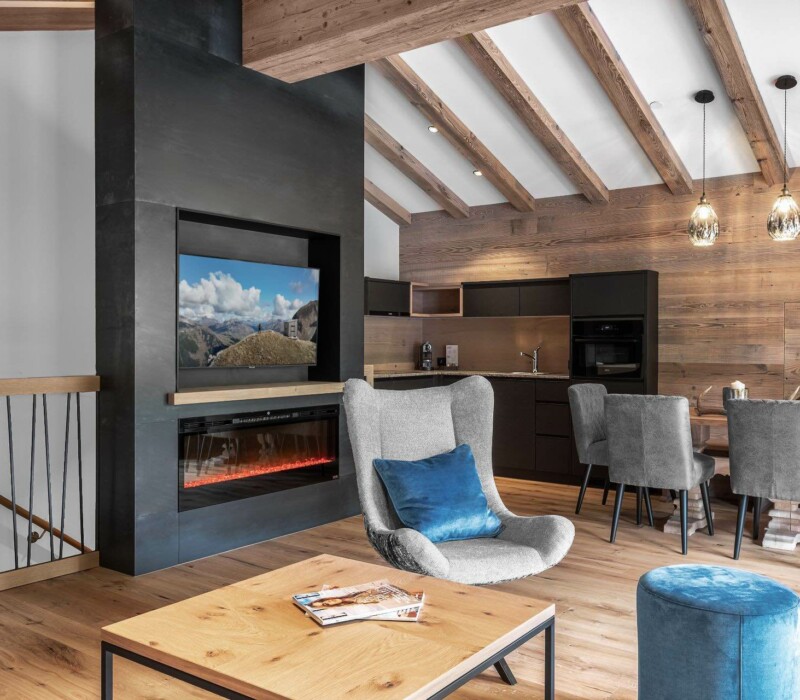 Arlberg-Chalet in Österreich mieten – die schönsten Chalets am Arlberg mit großem Wohnzimmer im OG – TV und Kamin – traumhafter Blick in die Berge - offene Wohnküche, 2 Schlafzimmern mit TV je mit Bad/WC und Balkon
