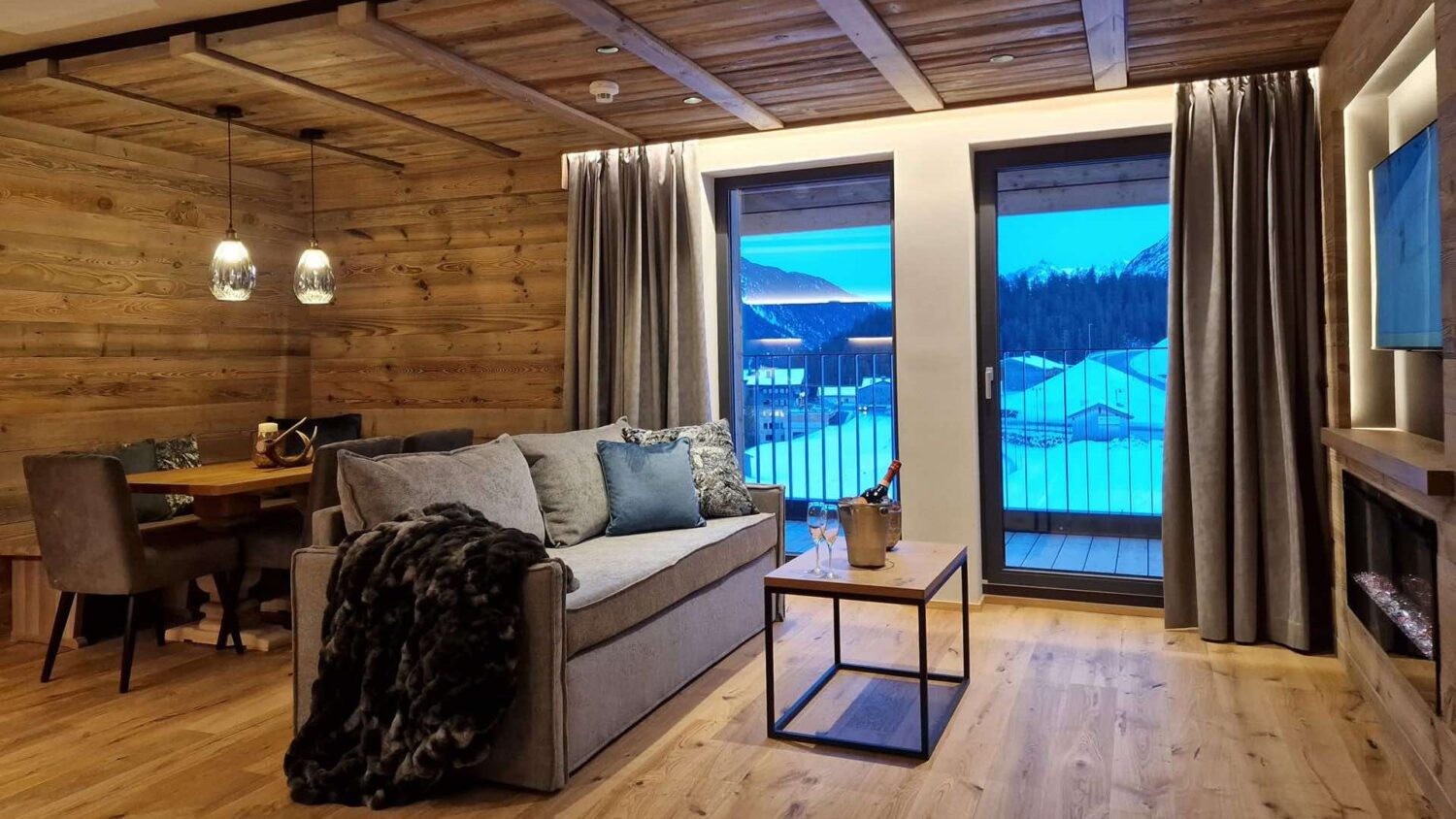 Bergblick-Chalet in Österreich mit Kamin mieten - die schönsten Romantik-Chalets für Verliebte am Arlberg - einzigartig in den Bergen auf einer Höhe von 1.500 m