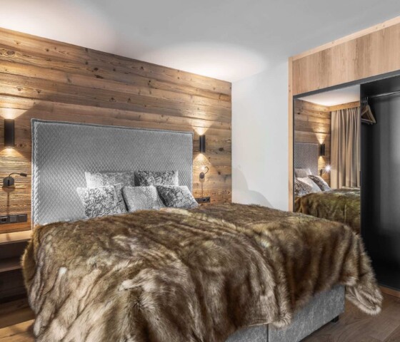 Luxus-Chalet in Österreich mieten - Schlafzimmer mit Blick in die Berge - einzigartige Lage direkt in den Bergen