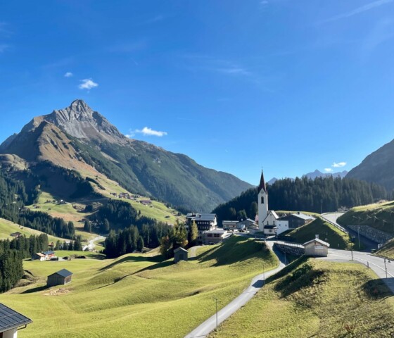 Sommerurlaub im Chalet in Warth am Arlberg in Österreich – traumhafte Lage – Aktivurlaub in den Bergen: Wandern, Mountainbiken, Klettern, Schwimmen, Radfahren, Rafting, Cabrio Touren