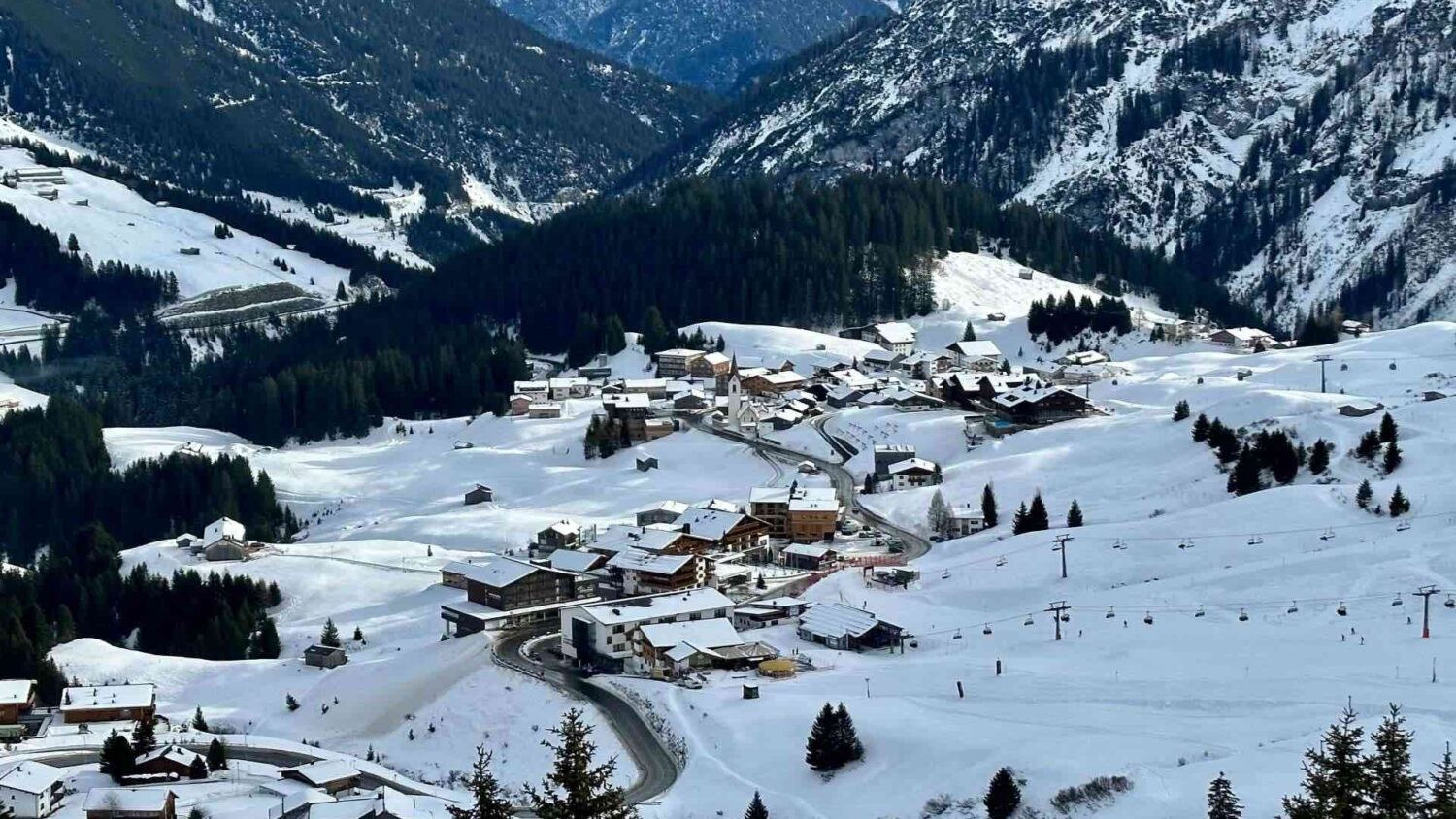 Warth am Arlberg in Österreich - schneesicheres Skigebiet ab Dezember bis April - einzigartige Pisten - großes Skigebiet