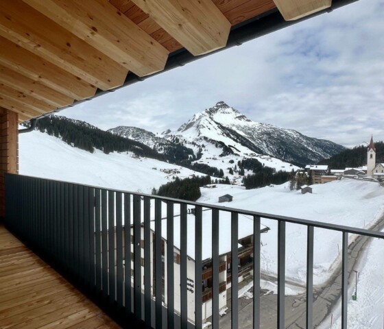 Alpen-Chalet in Österreich mieten – die schönste Lage am Arlberg – Balkon mit Traumblick zum Biberkopf