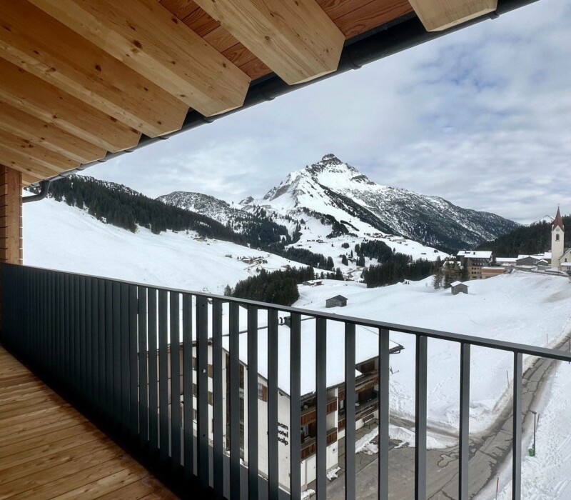 Alpen-Chalet in Österreich mieten – die schönste Lage am Arlberg – Balkon mit Traumblick zum Biberkopf