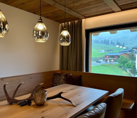 Alpen-Chalet in den Bergen mieten - Esszimmer mit Blick zum Lift und zur Skischule