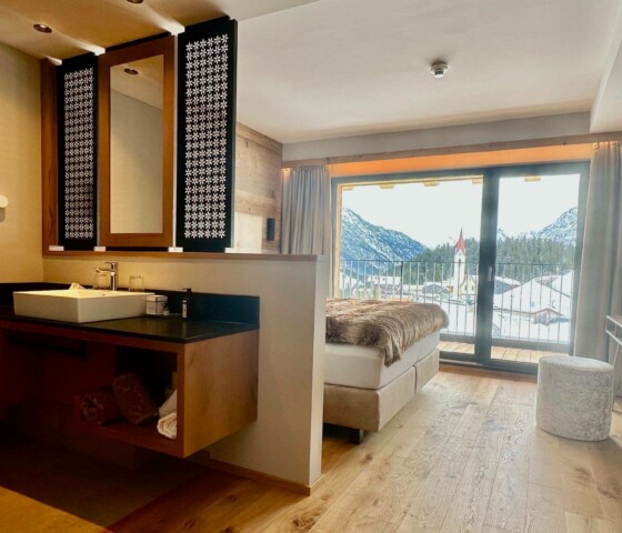 Alpen-Chalet in Österreich - 3 Schlafzimmer mit Bad - große Küche und Esszimmer und großem Wohnzimmer im OG - die schönste Lage am Arlberg – Balkon mit Traumblick zum Biberkopf