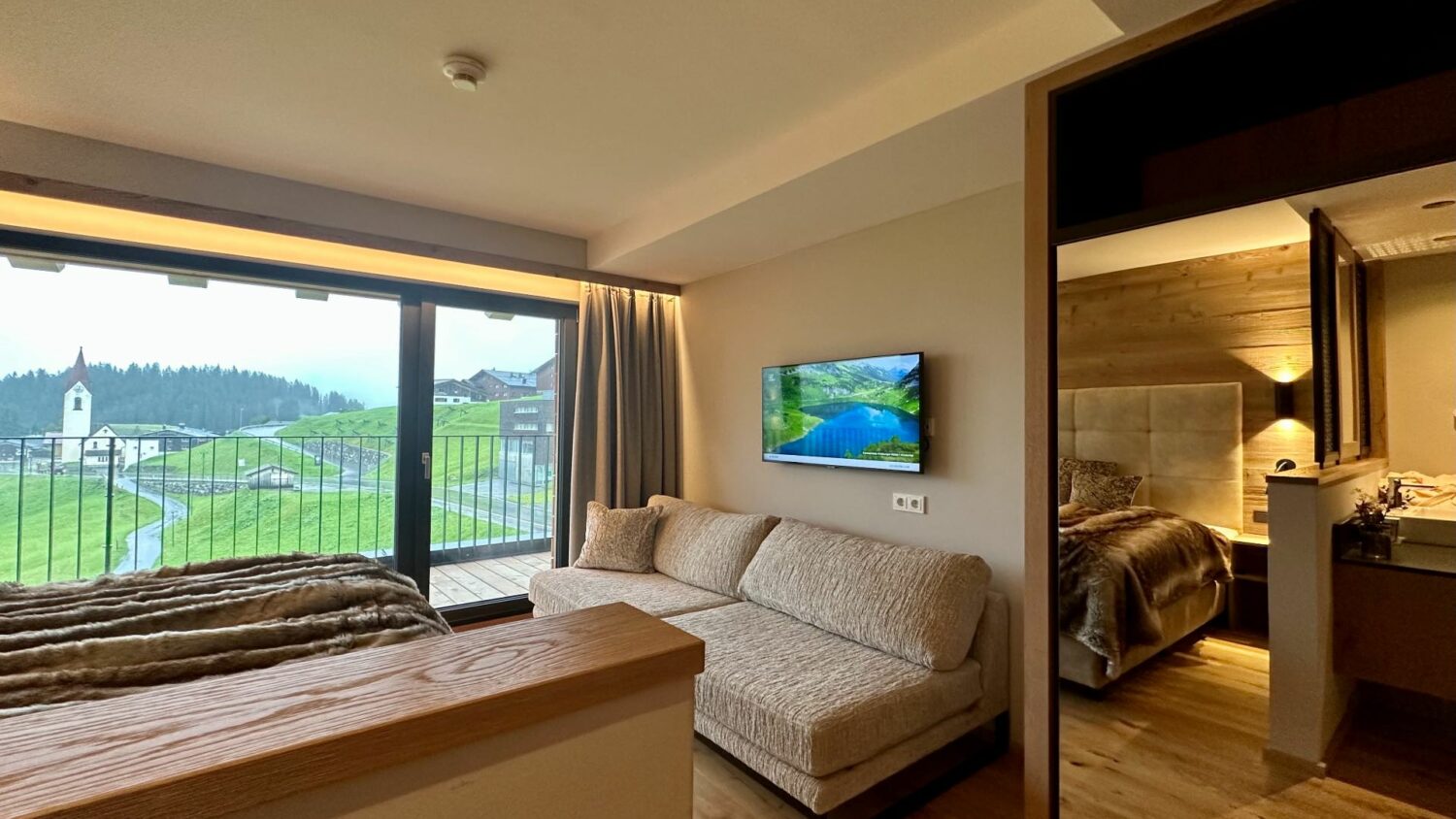 Alpen-Chalets in Österreich mieten direkt im Wander- und Skigebiet am Arlberg - traumhafte Lage - Schlafzimmer mit Blick in die Berge