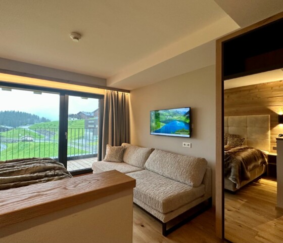 Alpen-Chalets in Österreich mieten direkt im Wander- und Skigebiet am Arlberg - traumhafte Lage - Schlafzimmer mit Blick in die Berge