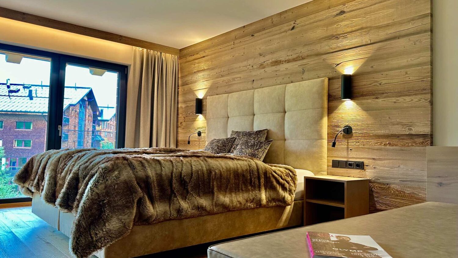 Alpen-Chalet in Österreich - Schlafzimmer mit Blick in die Berge - die schönsten Chalets in Österreich