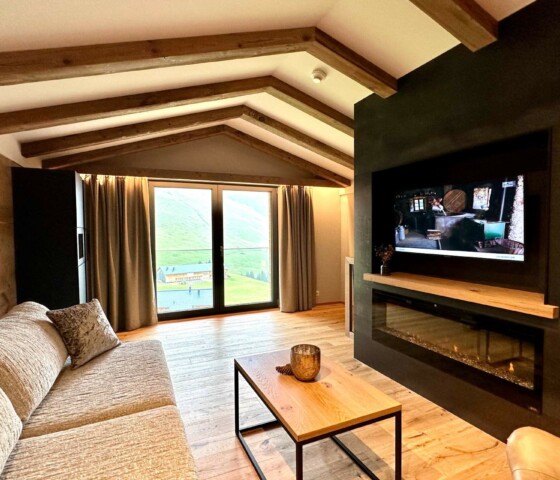 Alpen-Chalets in Österreich - die schönsten Chalets für Familien am Arlberg - traumhafte Lage - Wohnzimmer mit Blick in die Berge