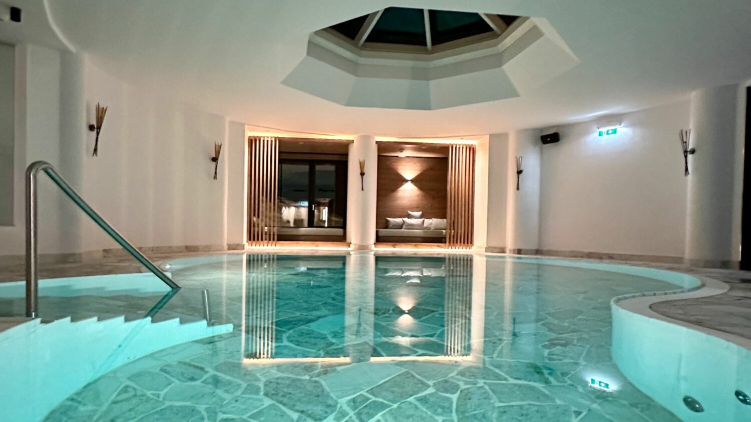 Alpen-SPA am Arlberg Österreich - einzigartig in den Bergen - Pool - Sauna - Dampfbad und traumhafte Relaxzonen mit Daybeds - Blick in die Berge